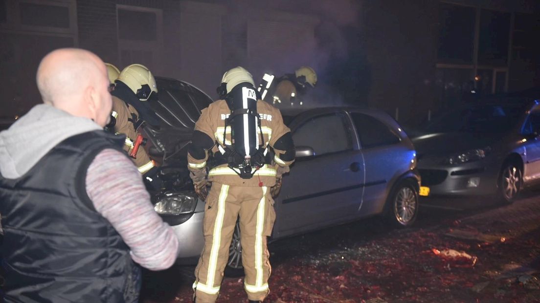 Blussen van autobrand in Almelo