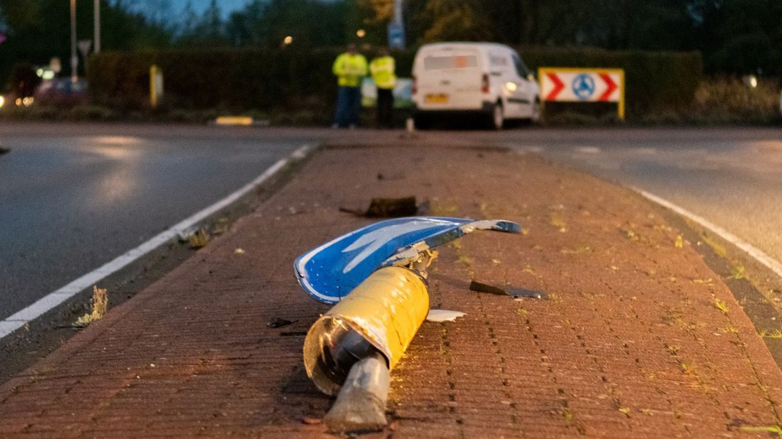 Het omgereden paaltje met op de achtergrond het busje in de bosjes