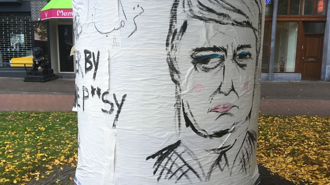 Op een reclamezuil bij het Velperplein in Arnhem staan uitspraken die de Amerikaanse presidentskandidaat Trump over vrouwen deed in de media. Onbekenden hebben de teksten van Trump over vrouwen op de zuil geschilderd. Er is ook een portret van Trump zelf te zien.