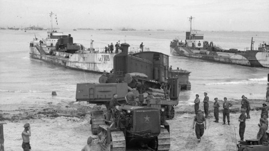 Een Engelse WD locomotief bij de landing van D-Day in Normandië (Rechten: collectie Dorps Archief Noordwolde)