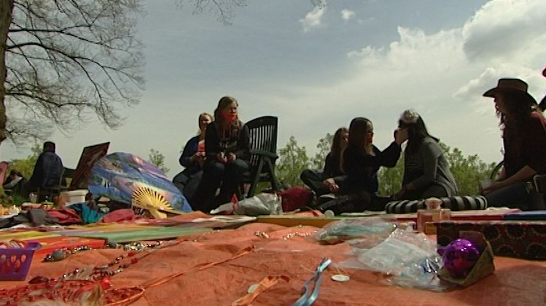 Morgen is het Koningsdag en dan komt de koopmansgeest bij menig Gelderlander weer naar boven. Velen trekken hun oude spulletjes van zolder in de hoop ze voor een aardig zakcentje te slijten op een vrijmarkt. Maar wat is nu de beste manier om morgen ook werkelijk van je spullen af te komen en nog winst te maken ook? Enkele tips op een rij.