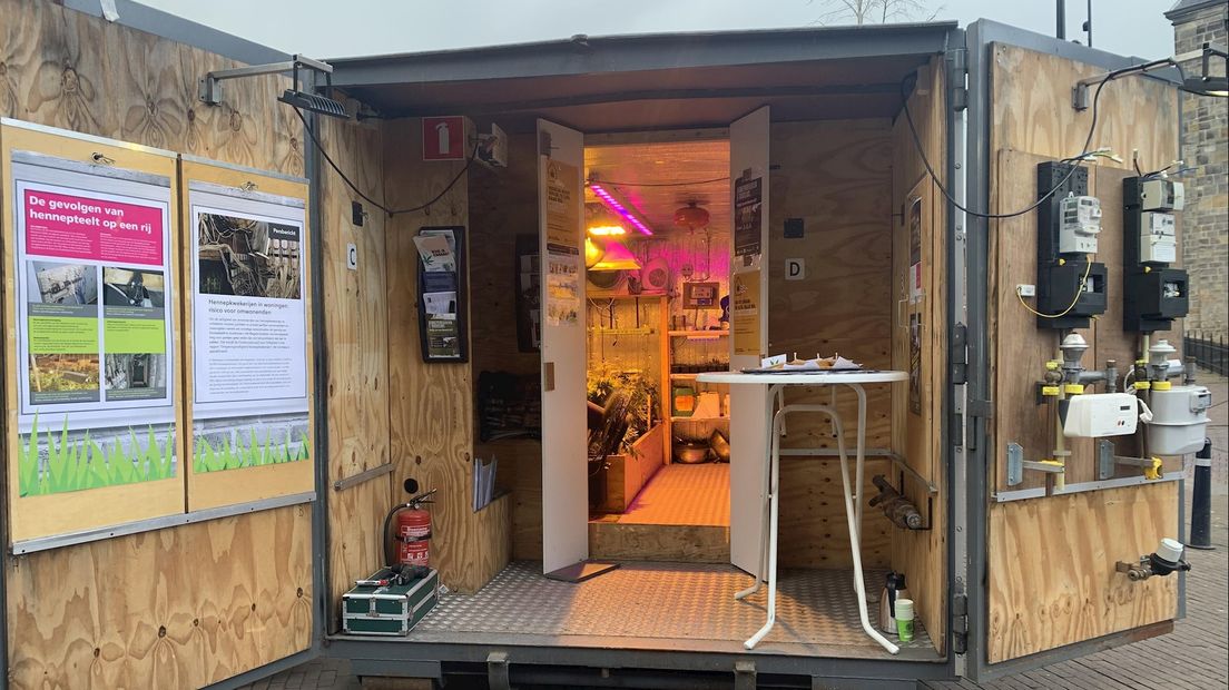 De container met daarin een nagemaakte hennepkwekerij stond vanmiddag op de Ganzenmarkt in Oldenzaal