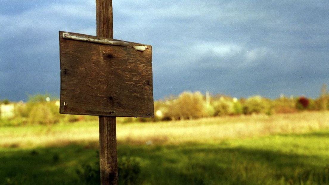 De 19 gemeenten in de regio Arnhem-Nijmegen willen af van bijna 150 hectare (ha) aan bedrijventerreinen. Plannen voor grote bouwmarkten en winkelcentra buiten de bebouwde kom (zogenoemde weidewinkels) verdwijnen in de prullenbak, schrijft De Gelderlander. Een hectare is, algemeen gesteld, even groot als twee voetbalvelden.