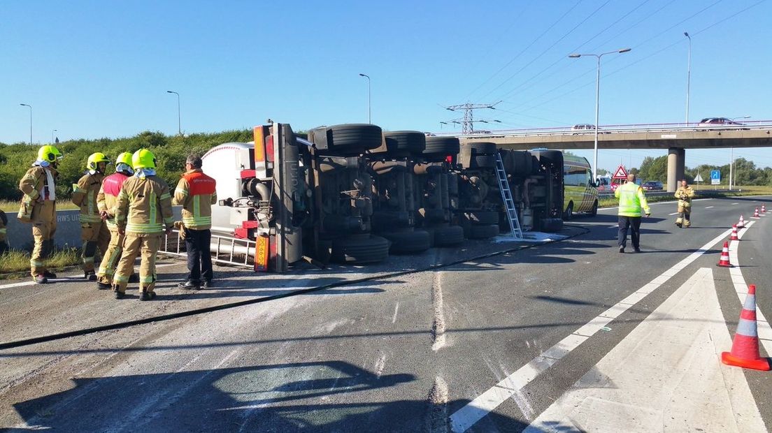 Strandverkeer flink gehinderd door gekantelde mestwagen