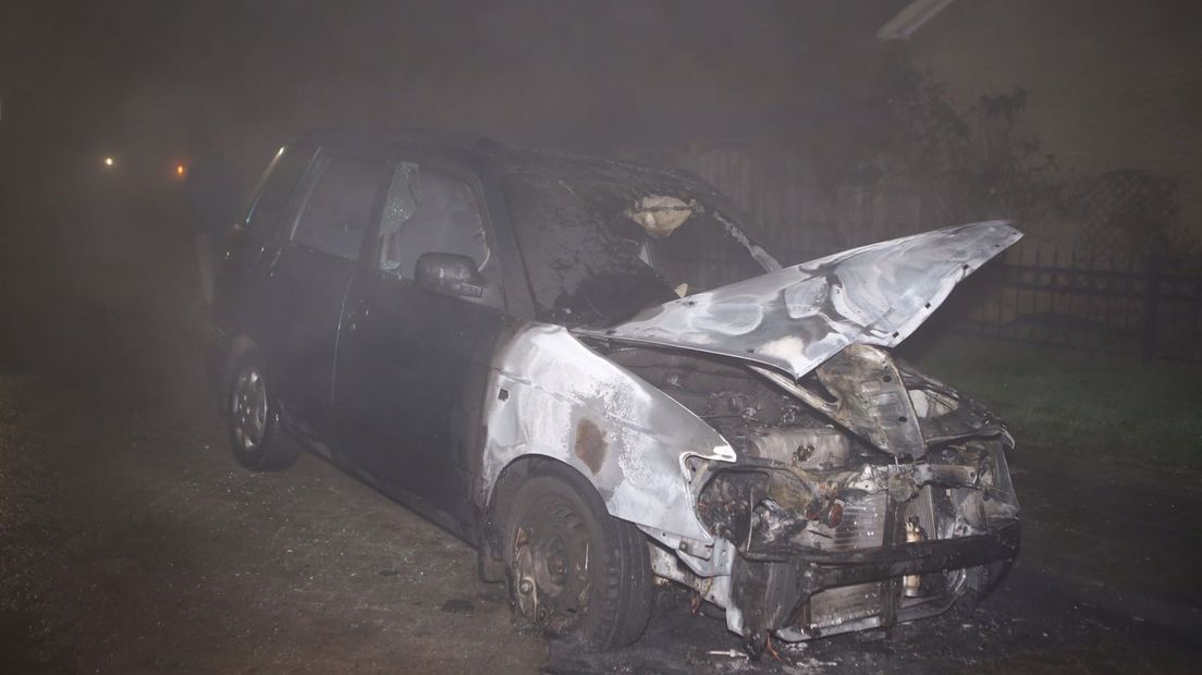 Zes auto's gingen in de nacht van woensdag op donderdag in de wijk Terweijde in no-time in vlammen op. De buurtbewoners zijn bezorgd, maar willen niet voor camera reageren. 'Misschien is mijn auto dan vanavond wel aan de beurt.'