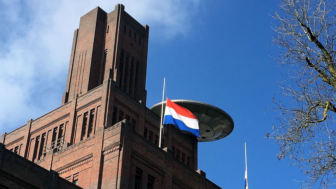 Op het hoofdkantoor van ProRail hangt de vlag halfstok.