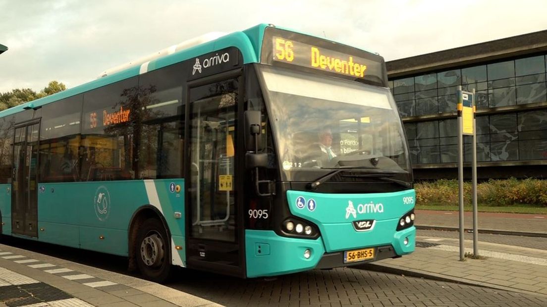 Buslijn 56 voor het gemeentehuis in Borculo.