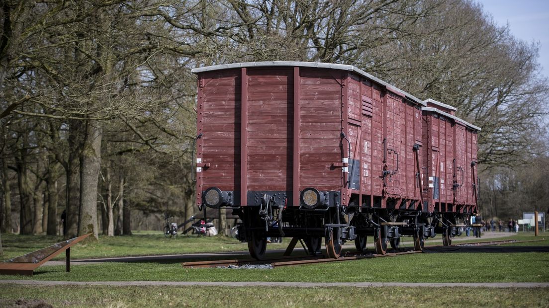 Twee originele wagons op het herinneringscentrum Kamp Westerbork