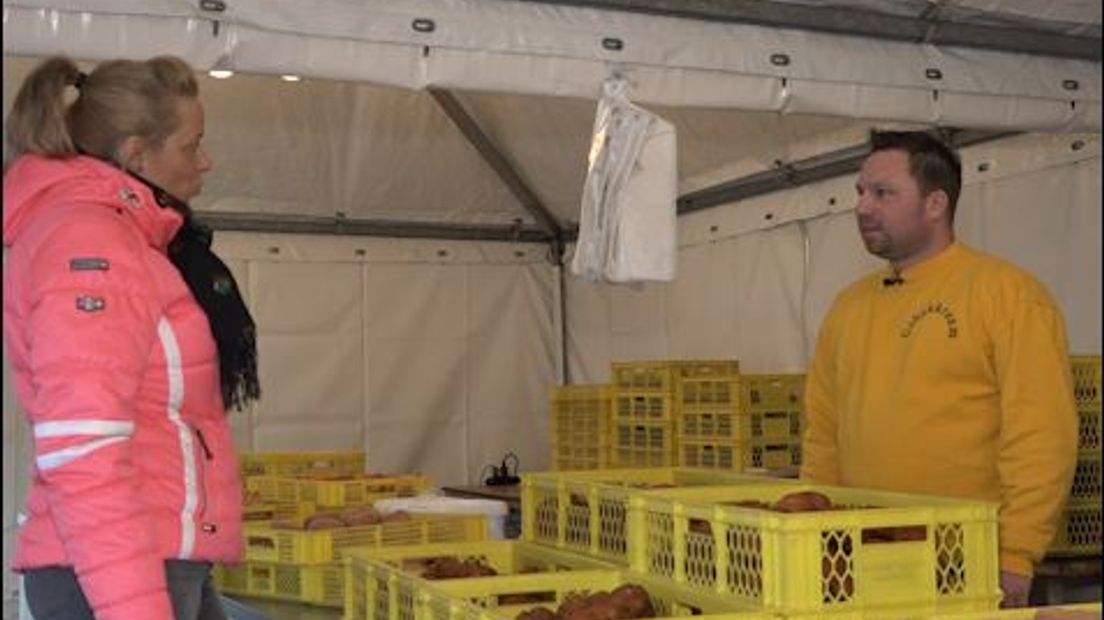 Bijna drie weken geleden ging de gebakkraam van Bennie en Melissa Bosvelt in Huissen in vlammen op. Bennie raakte daarbij zwaargewond. Maar vandaag, net voor oud en nieuw, staan ze weer op hun vertrouwde plekje. Iets anders dan ze gewend zijn, maar met de vertrouwde oliebollen.