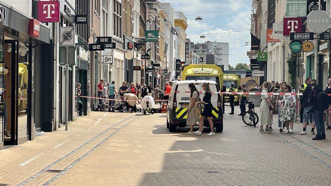 The police have stretched a ribbon in the Herestraat to keep the public at a distance