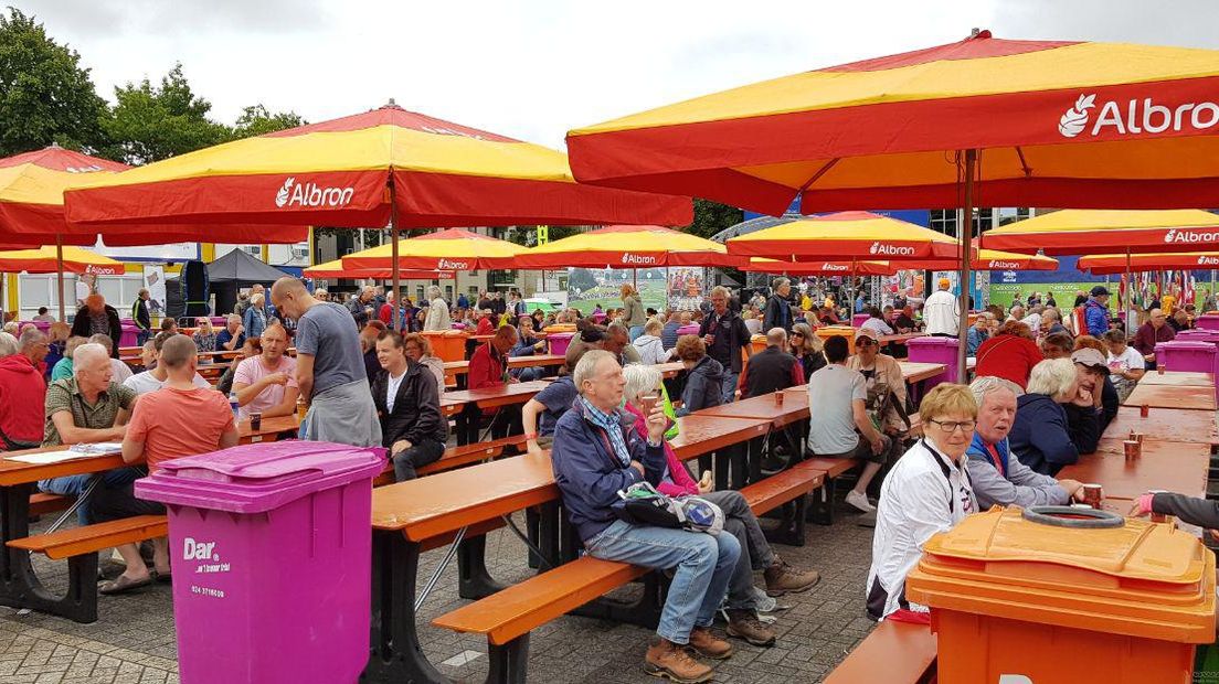 De Vierdaagse 2019 staat op het punt van losbarsten. De feesten zijn begonnen, de stad vult zich met wandelaars en bezoekers. De startbewijzen worden opgehaald en de slaapplekken voor deze week ingericht. Volg het laatste nieuws over de Vierdaagse Nijmegen hier.
