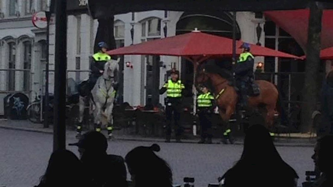 Politie te paard op De Oude Markt