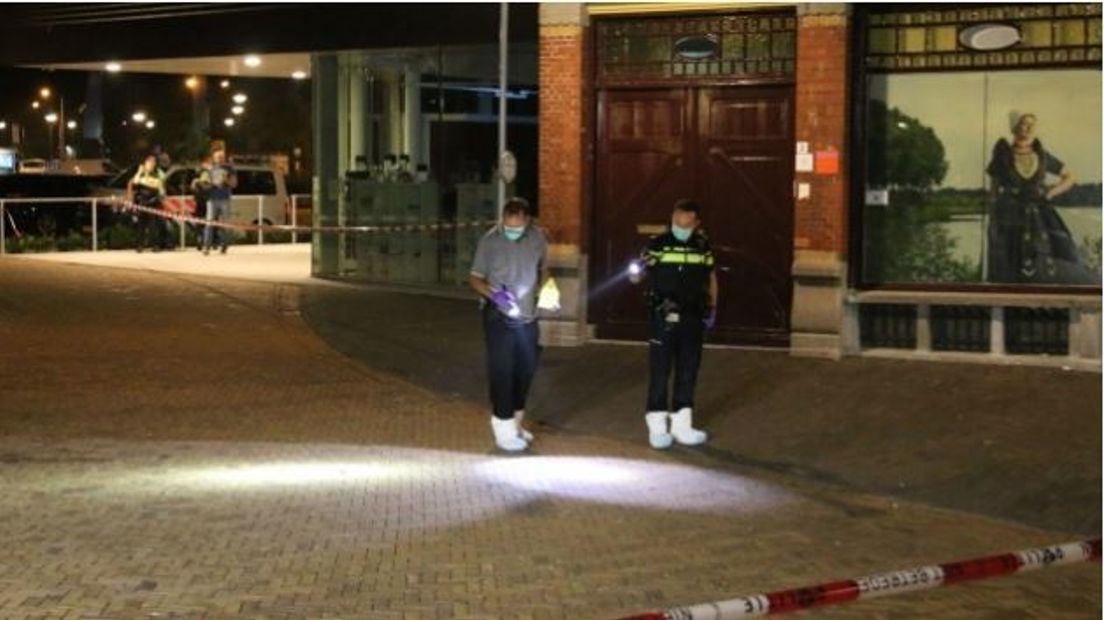 De politie zette na de schietpartij een deel van de Markt in Axel af voor onderzoek