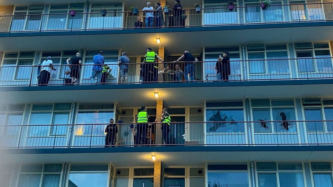 De Apeldoornse flat, met rechtsonder de ingegooide ruiten.