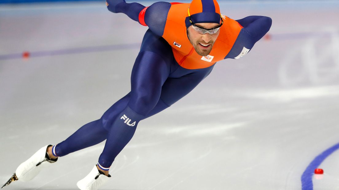 Kjeld Nuis neemt het in de laatste rit op tegen Mika Poutala (Rechten: EPA/KIMIMASA MAYAMA)