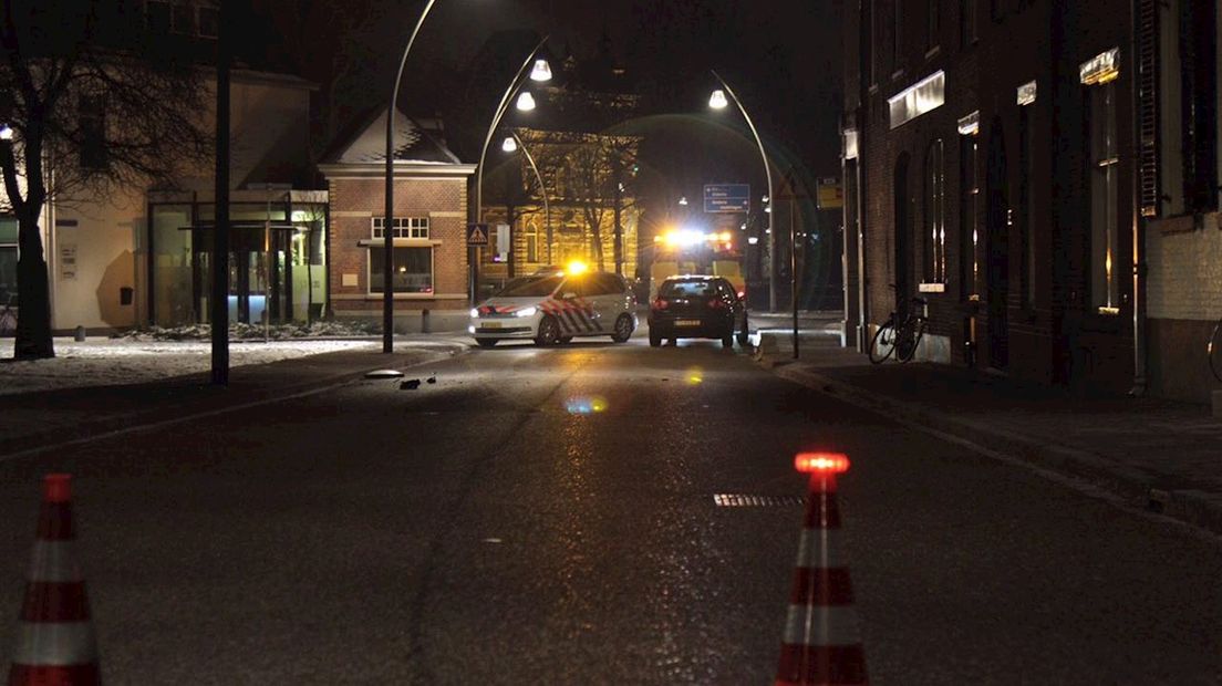 Auto botst tegen lantaarnpaal in Zwolle