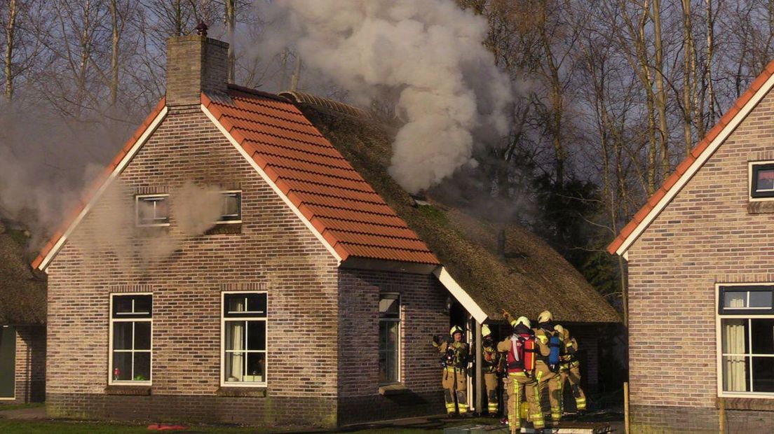 Rook komt uit het vakantiehuisje aan de Oude Tolweg in Nieuwediep (Rechten: Van Oost Media)