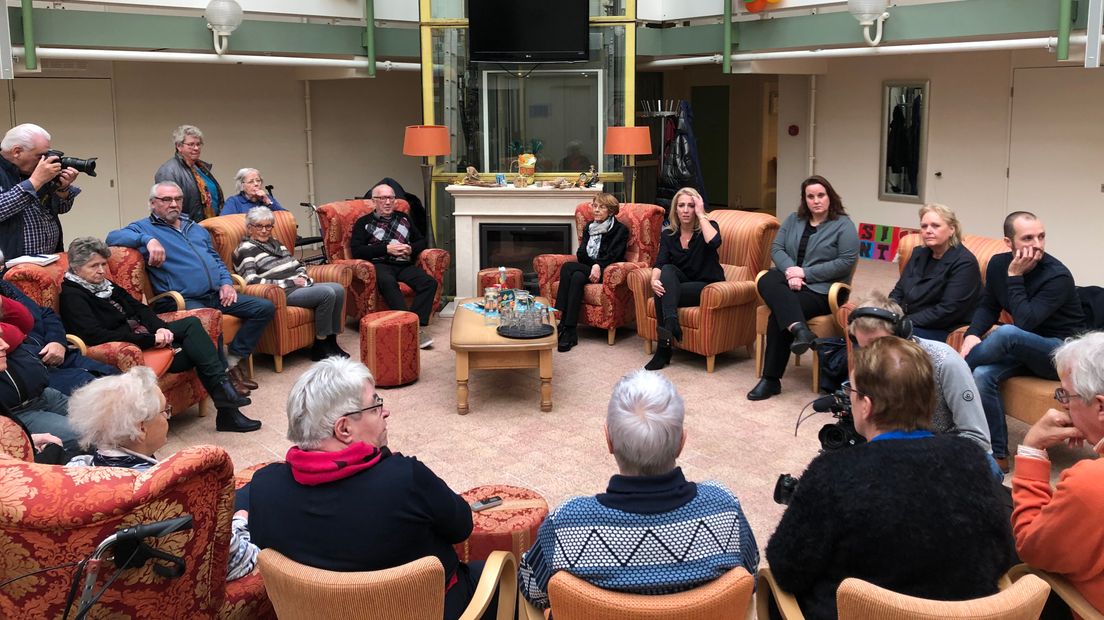 SP-leider Lilian Marijnissen ging in gesprek met ouderen uit Montfoort