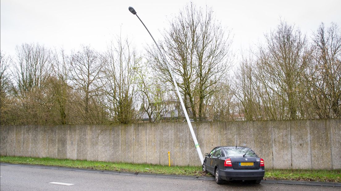 Auto botst op lantaarnpaal in Zwolle