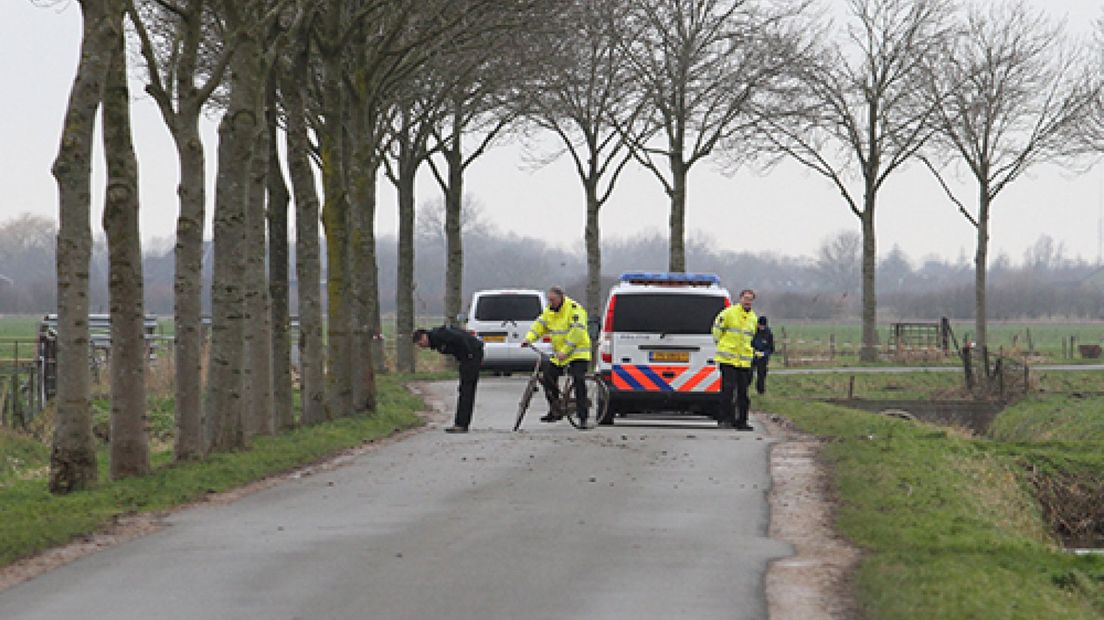 Een voorbijganger heeft zondag een dode gevonden in een sloot langs de Erichemsewal in Erichem.