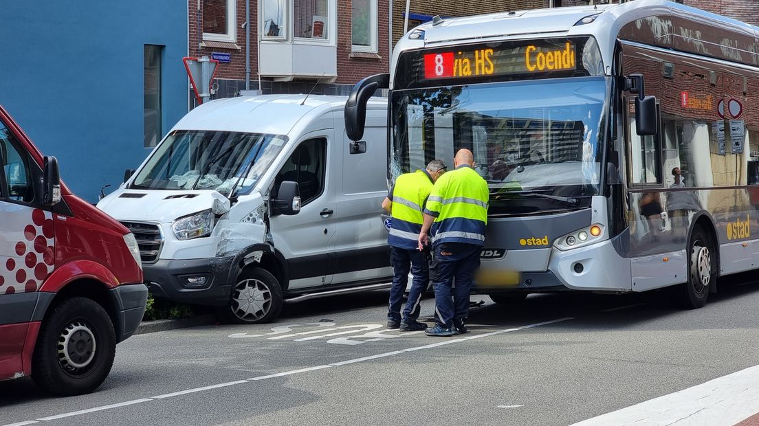 De bus en bestelbus die elkaar raakten bij de Westerhaven in Stad
