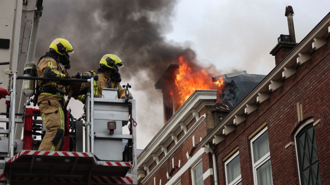 De vlammen sloegen uit de woning tijdens de brand