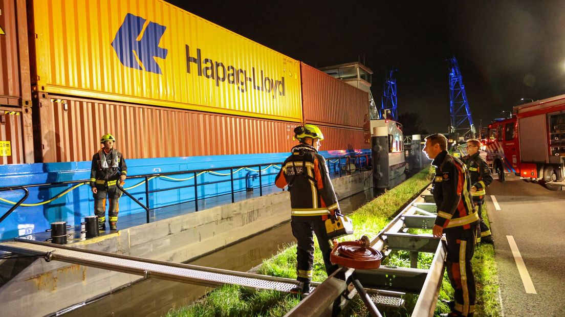 Een containerschip maakt water in Waddinxveen