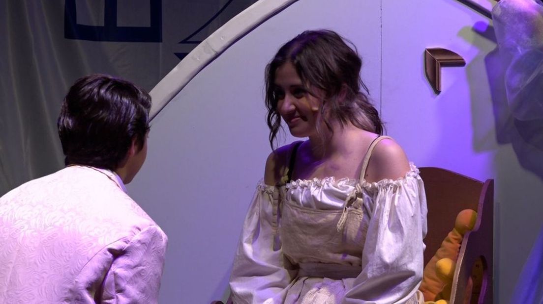 Studente Yasmin speelt de rol van Assepoester.