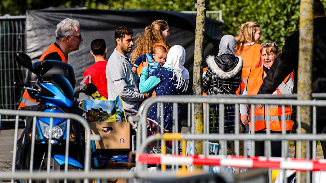 De opvang in Woerden werd afgezet met hekken nadat relschoppers vluchtelingen probeerden te belagen.