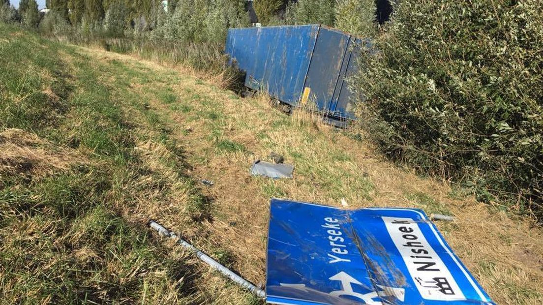 Vrachtwagen neemt afslag richting sloot (video)