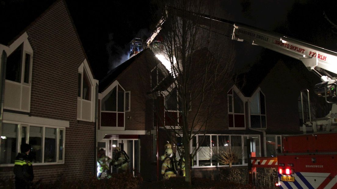 Brandweer blust woningbrand in Zwolle