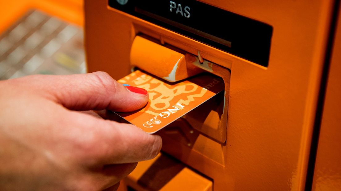 Er verdwijnen steeds meer pinautomaten uit het straatbeeld.
