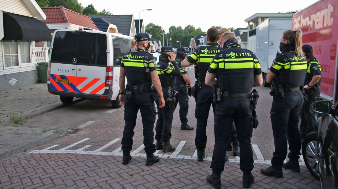 Veel politie bij de inval in een woonwagenkamp in Den Haag