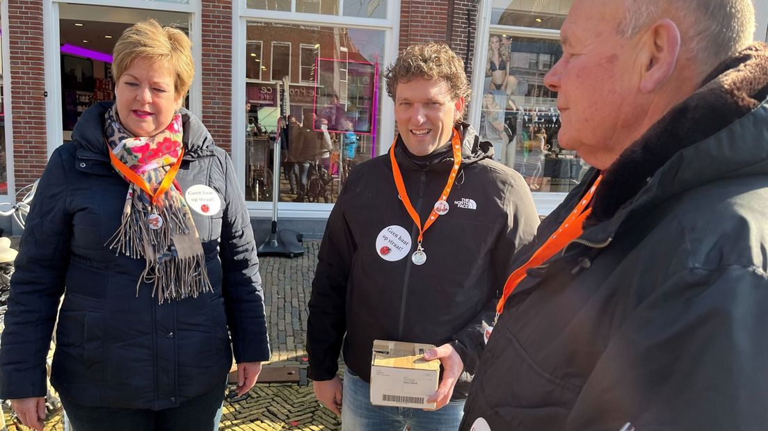 Minsken plakke de sticker op