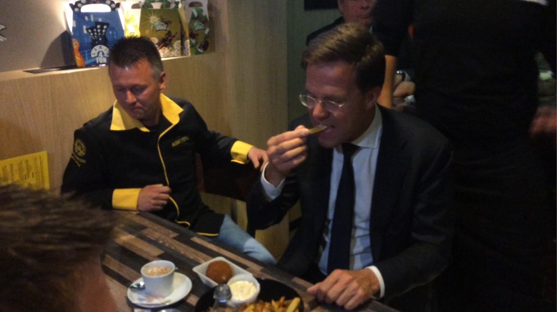 De premier eet een patatje en een eierbal bij Friet van Piet