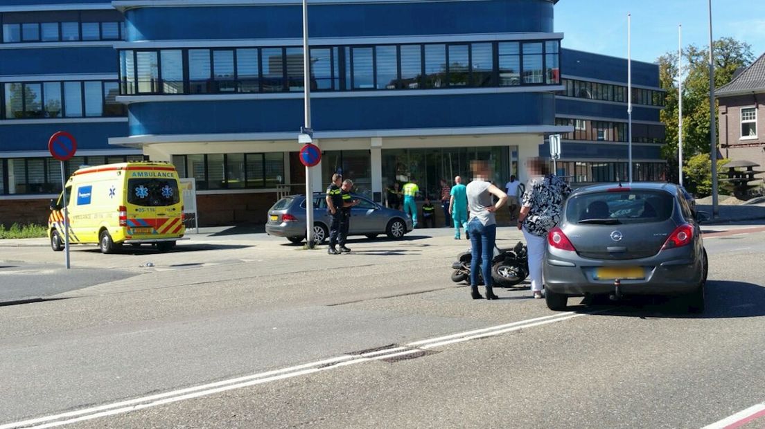 Scooterrijdster gewond bij botsing met auto in Enschede