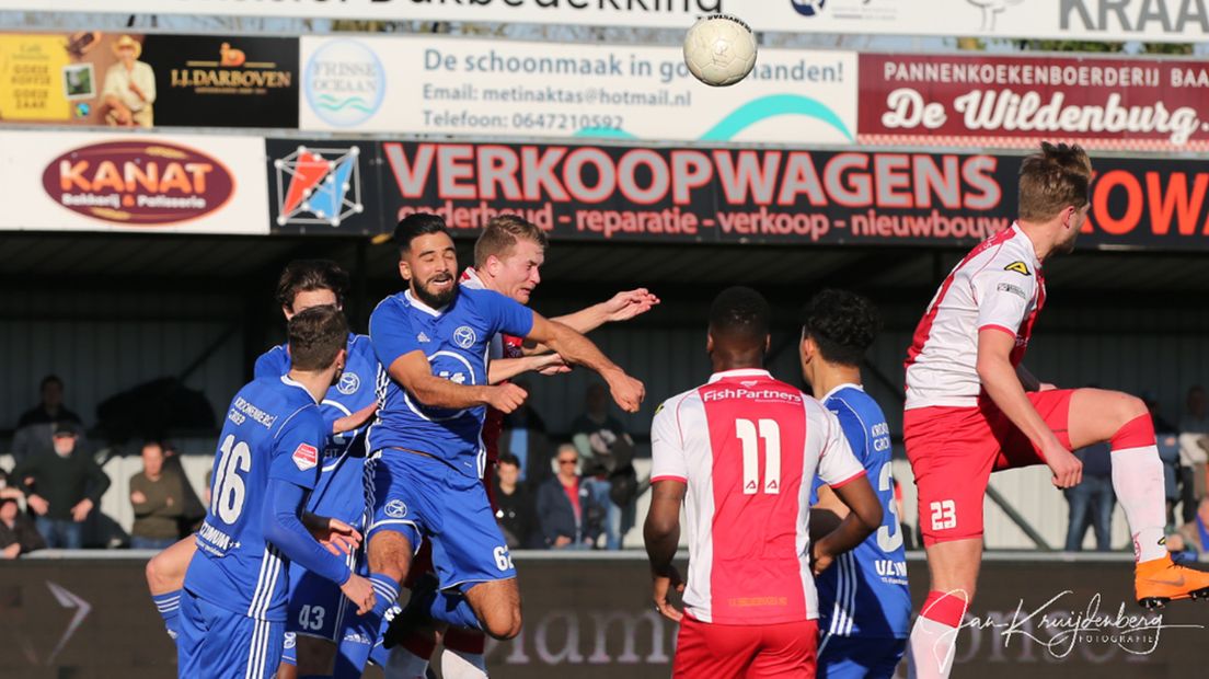 Jong Almere (in het blauw) degradeert uit de Tweede Divisie