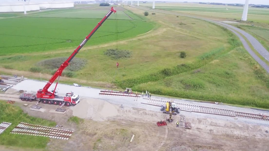 Een shot uit de drone-opnames van de nieuwe spoorlijn tussen Groningen en de Eemshaven