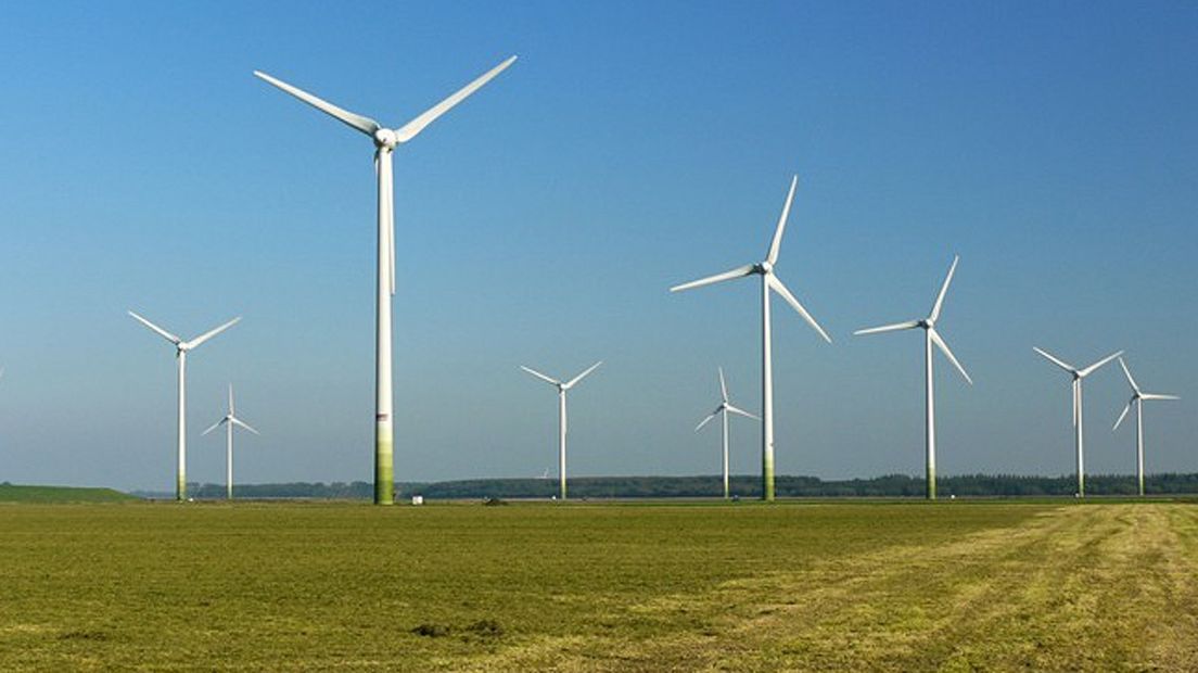 Een windmolenpark op land.