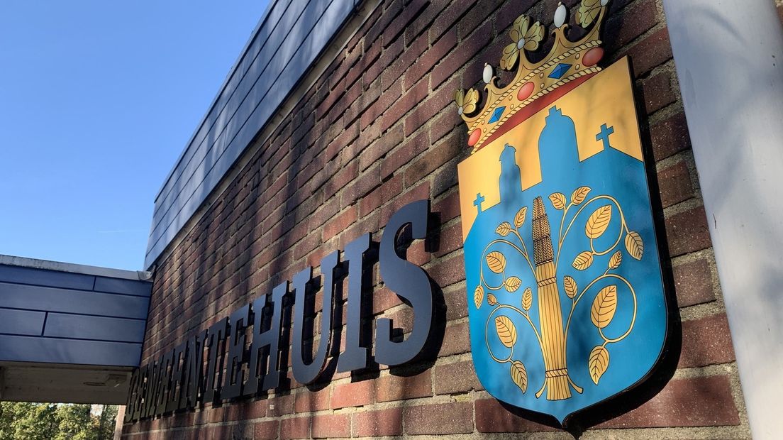 Het wapen van de gemeente Westerwolde bij het gemeentehuis in Wedde