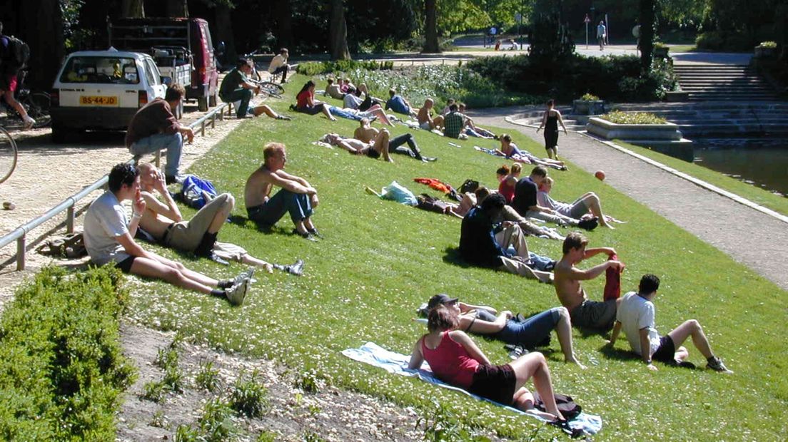 Mensen zonnen in het Noorderplantsoen in Stad (archief)