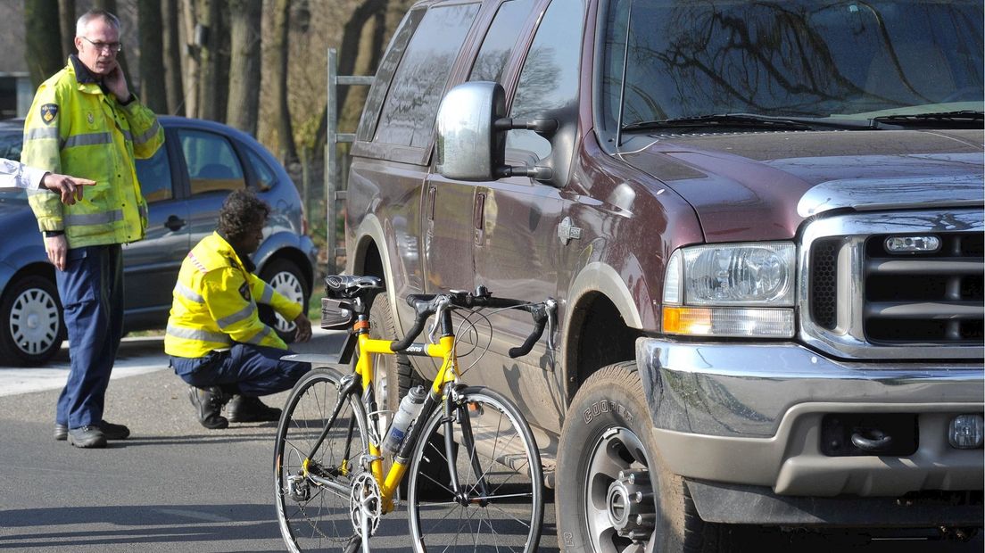 Politie onderzoekt ongeluk met auto en fiets Wierden