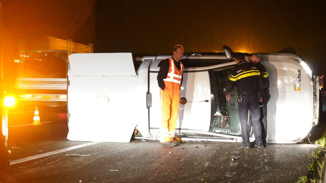 Lange file op A28 door gekantelde auto
