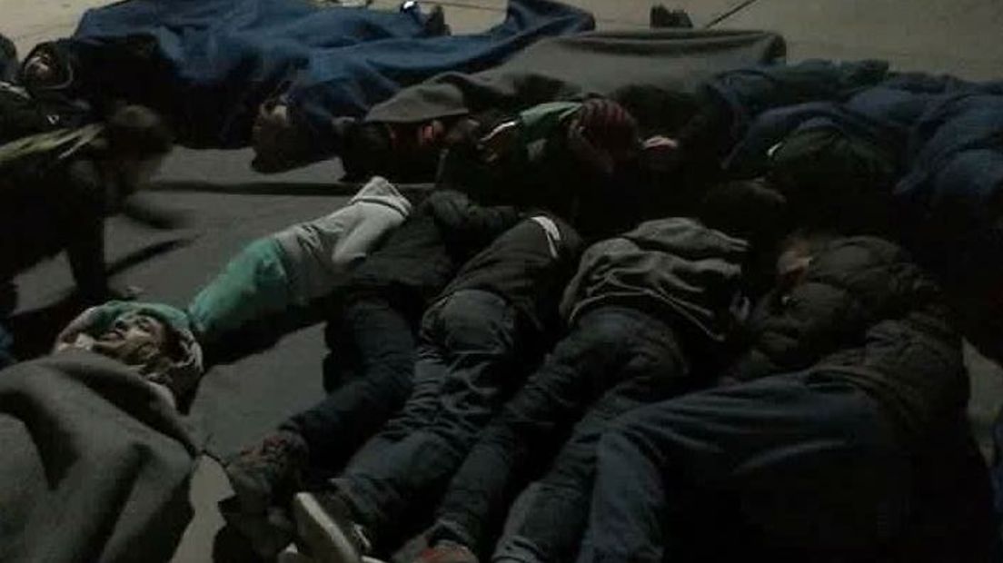 Enkele tientallen vluchtelingen protesteren tegen de omstandigheden op kamp Heumensoord. Het gaat om zo'n 15 tot 20 personen die bij de receptie achter het hek lagen afgelopen nacht.