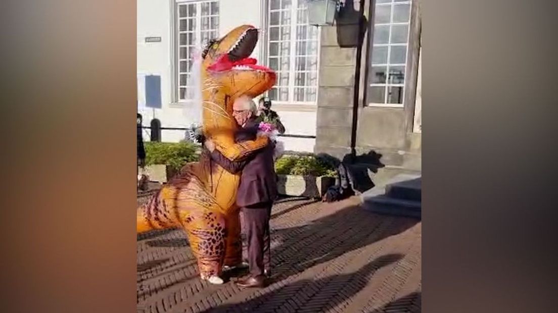 Dinobruid Caroline valt haar Joop in de armen.