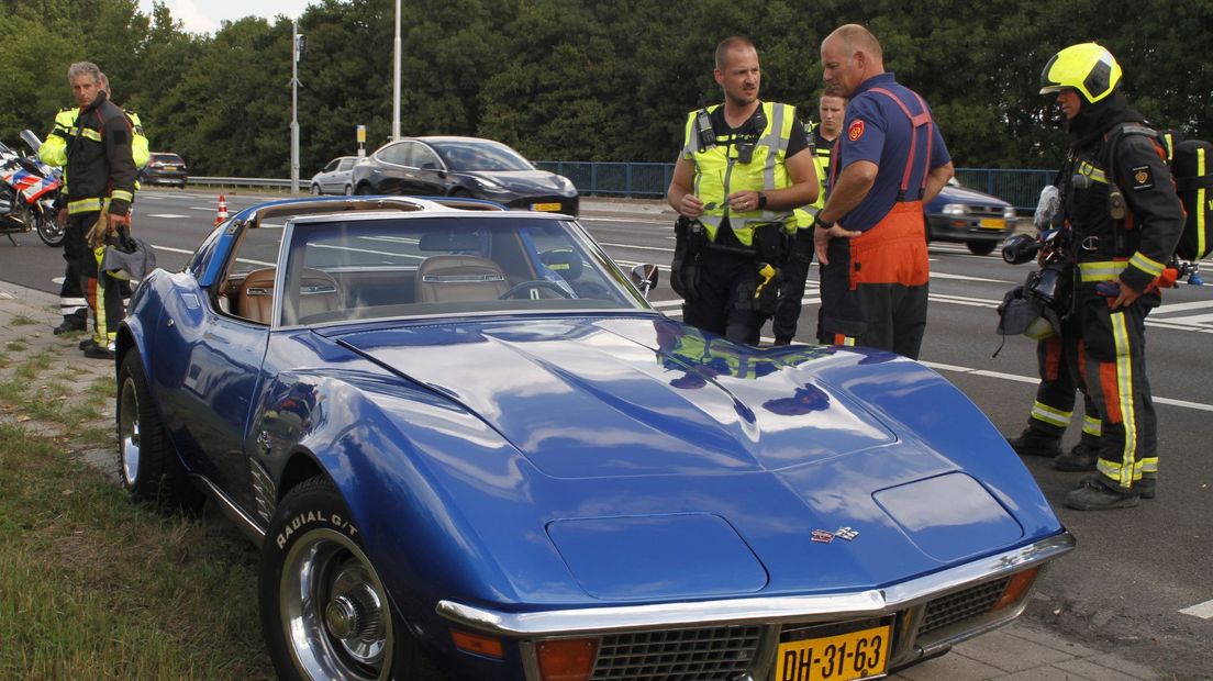 112nieuws Rokende Corvette door vastgelopen remmen Jong meisje uit zee gered Omroep West