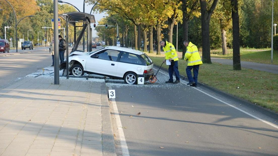 Auto in bushokje: drie gewonden