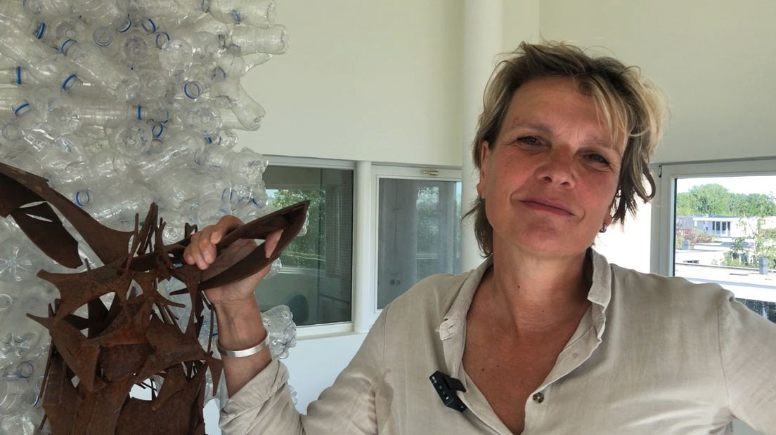 Afvalkunstenaar Maria Koijck