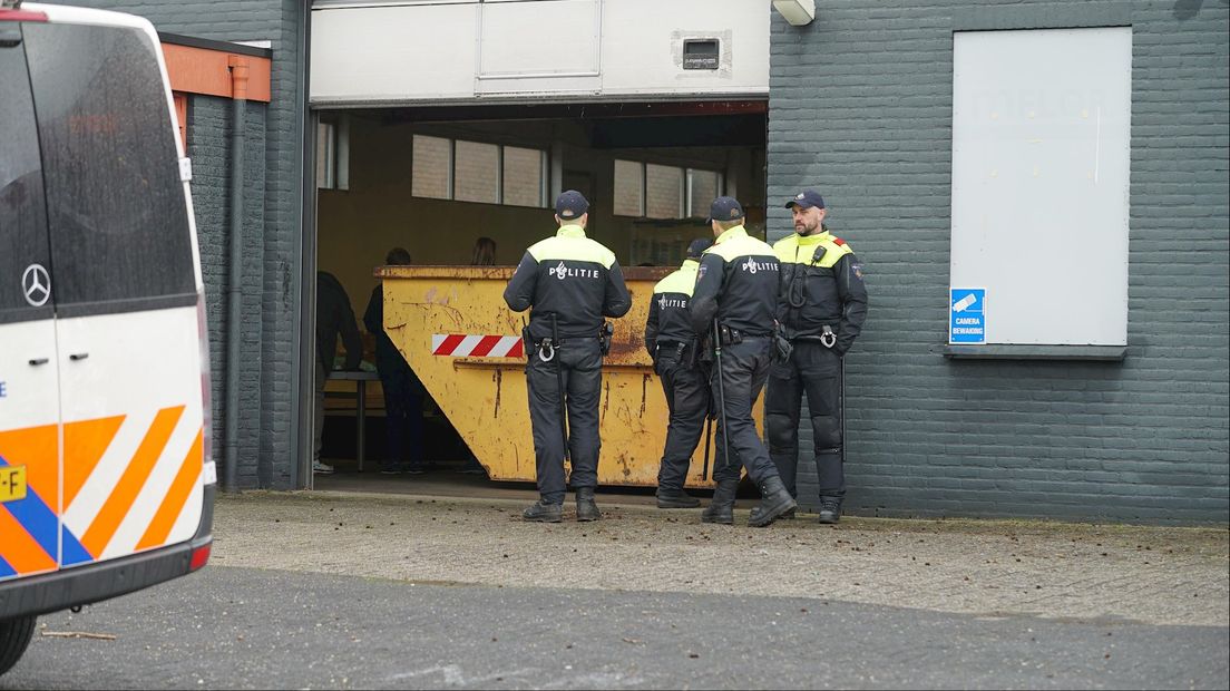 De politie valt in Deventer meerdere locaties binnen