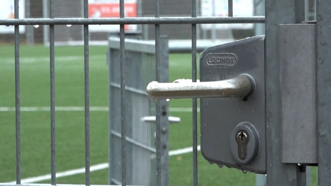 Leden van voetbalclub DZOH mogen het kunstgrasveld voorlopig niet gebruiken (Rechten: RTV Drenthe)